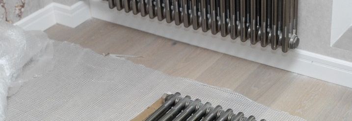Zwei neue Heizkörper auf dem Boden